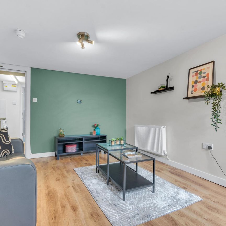 32 BRUDENELL AVENUE Leeds - LS6 1HD - Photo 1