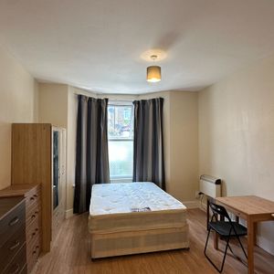 Studio Flat, Leslie Road, E11 - Photo 2