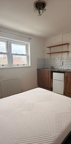 Studio Flat, Whitestile Road, TW8 - Photo 1