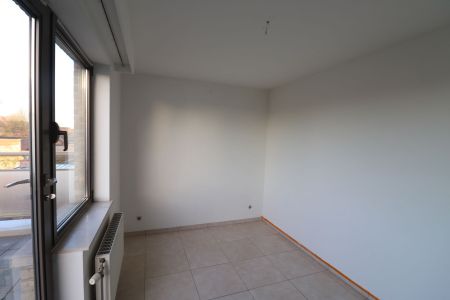 Een appartement op de 1ste verdieping rechts met 2 slaapkamers, terras, garage en autostaanplaats. - Photo 4