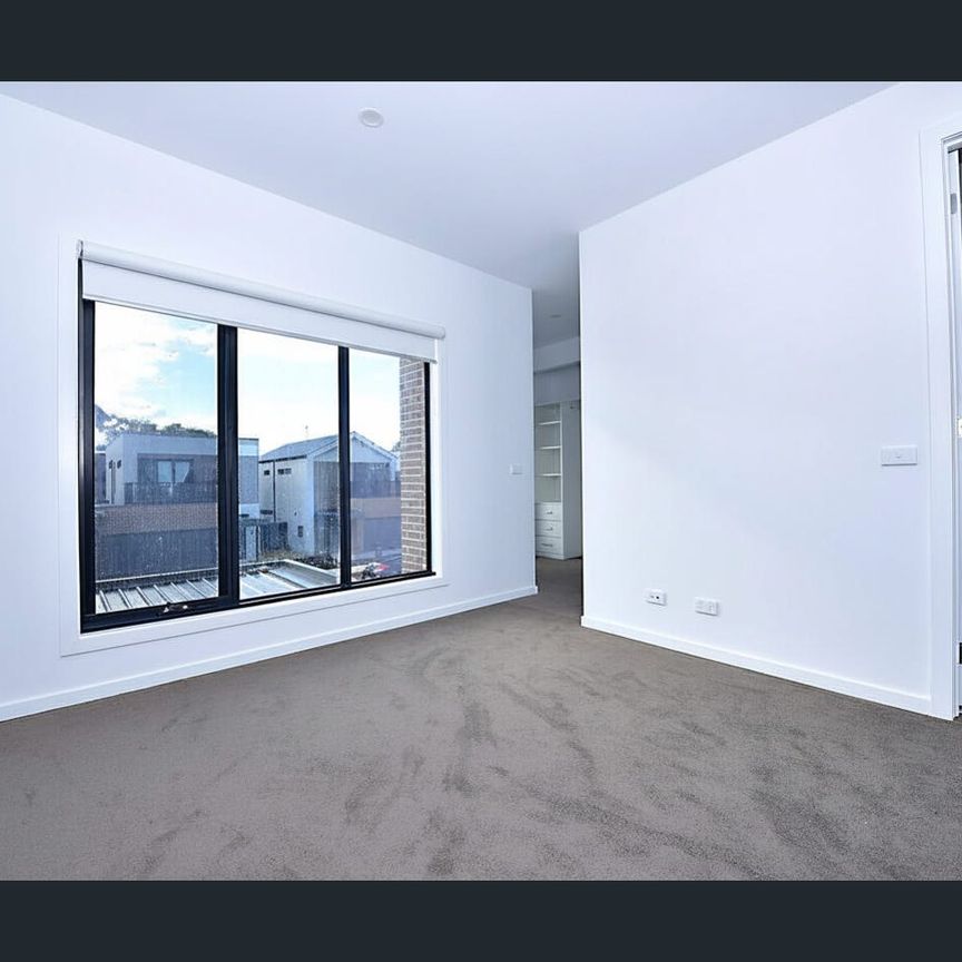 Light Filled Modern Townhouse - Photo 1