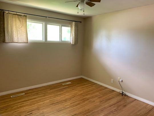 2 bdrms up 2 bdrms down well maintained Main Floor home in Winston heights! - Photo 1