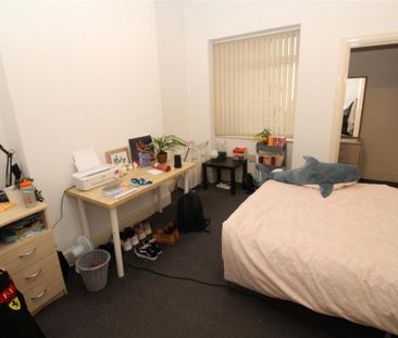 3 bedroom flat to rent - Photo 6