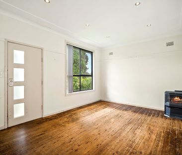 With a prime location, light-filled rooms and a quaint cottage char... - Photo 1