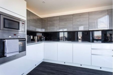 1 Bed Penthouse, Mill Court, E5 - Photo 2