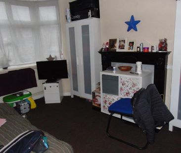 4 bedroom semi-detached house to rent - Photo 5