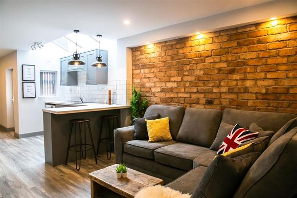 1 bedroom in a house share to rent - Photo 1