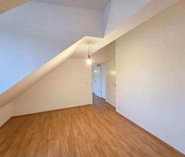 Helle 2-Zimmer-DG-Wohnung mit Tageslichtbad - Photo 2