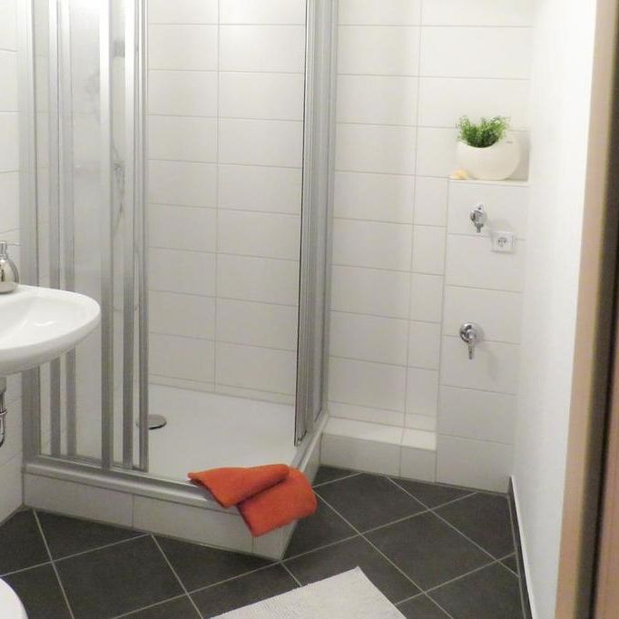 Möblierte Singlewohnung mit Dusche - Photo 2