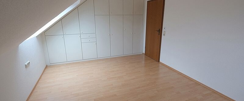 Dachgeschoßwohnung mit Einbauküche - Foto 1