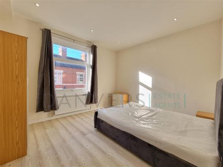4 bedroom terraced house to rent - Photo 5
