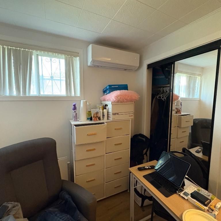 Chambre rénovée, avec lavabo et toilette, à Louer - Photo 1