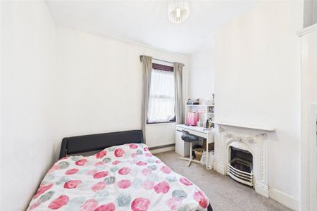 3 bedroom end of terrace house to rent - Photo 3