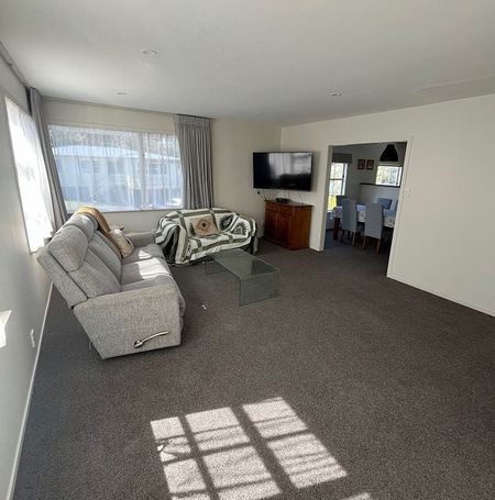 Charming 4BR Karori Haven – Solar & Garden! - Photo 5