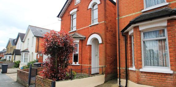 Chapel Avenue, Addlestone, Surrey, KT15 - Photo 2