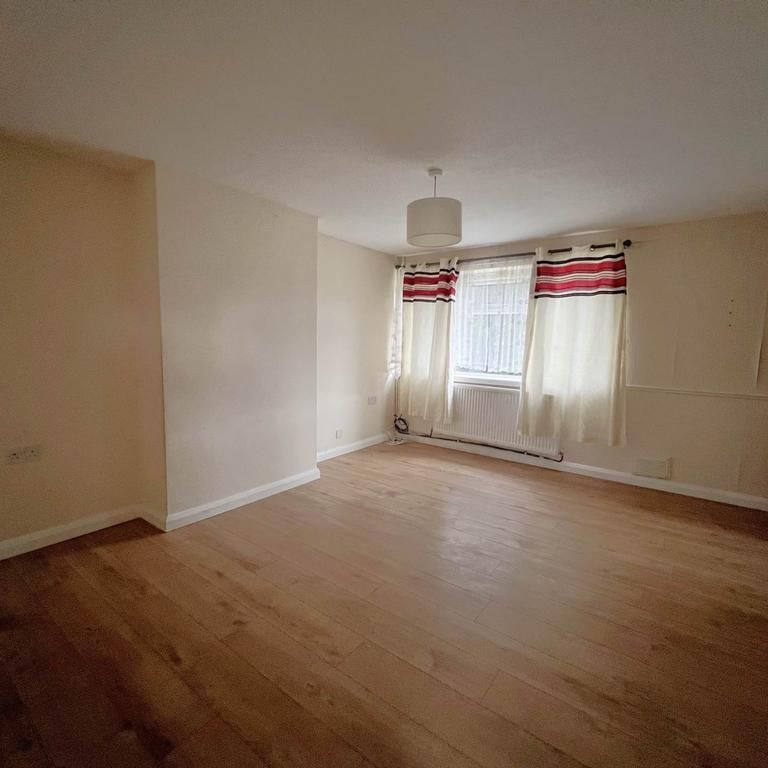 3 bedroom end of terrace house to rent - Photo 1