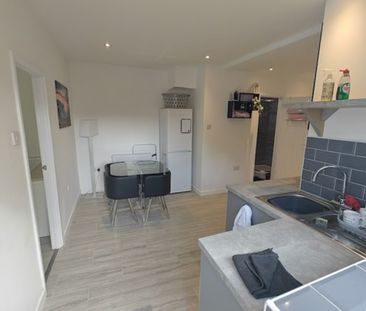 Room in a Shared House, Laburnum Road, SO16 - Photo 3