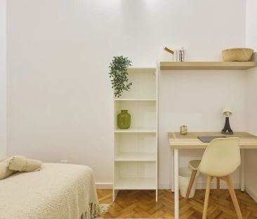 Room in a shared 11-bedroom apartment for rent in Lisbon, suitable for professionals and students - Photo 1