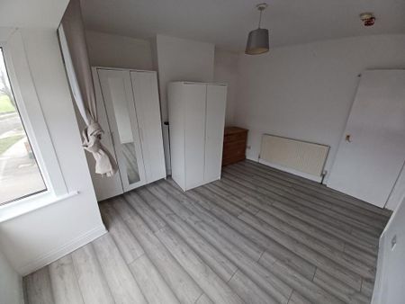 3 bedroom end of terrace house to rent - Photo 2