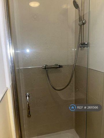 4 bedroom semi-detached house to rent - Photo 5