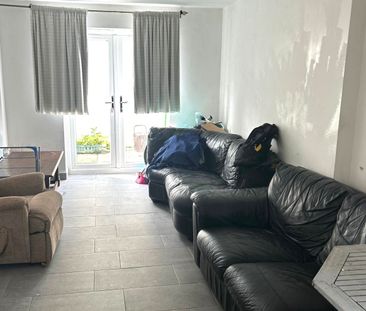 £1,150 PCM, Two Bedroom Duplex with Private Enclosed Garden in Corp... - Photo 1