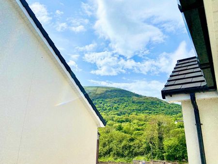 Apt 3 22 Highgrove Meadows Ballygomartin Road, Belfast, BT13 3FX - Photo 5