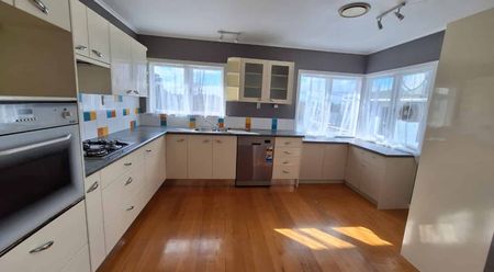 Family home with a big yard! - Photo 4