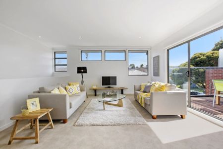 STREET FRONT PRIVATE TOWNHOUSE, WALKING DISTANCE TO SOUTHLAND! - Photo 5