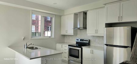 Townhouse For Lease | E8132638 - Photo 2