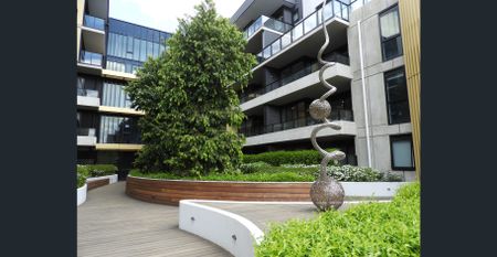 Modern 2 Bedroom 2 Bathroom Apt. Incl Ensuite + Generous Balcony Bathed in Warm Morning Sun Perfect Location Short Walking Distance to All Facilities - Photo 3