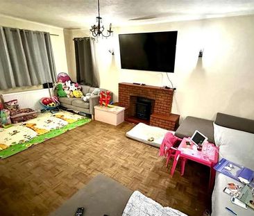 Cove Road, Farnborough, GU14 - Photo 1