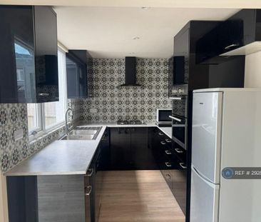 4 bedroom semi-detached house to rent - Photo 2