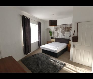 6 Bed Semi-Detached House, River View, BS16 - Photo 2