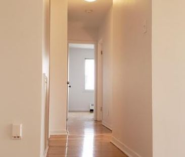 5 1/2 Rénove Chauffage/Eau Chaud/Entrée Laveuse/Sécheuse - Photo 4