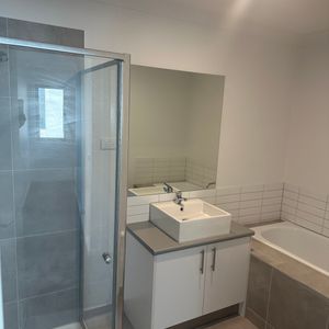 Cranbourne East - Photo 2