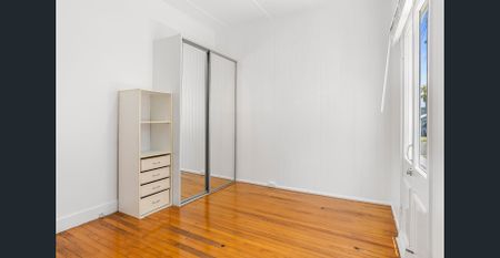 Freshly Updated Home with Outdoor Living & Low-Maintenance Appeal. 400 metres to the water front. Contact JULIE SYKES 0438 050 110 - Photo 5