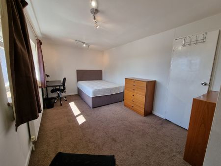 4 Bed Student Accommodation - Photo 3