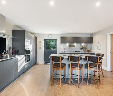 2 bedroom mews to rent - Photo 3