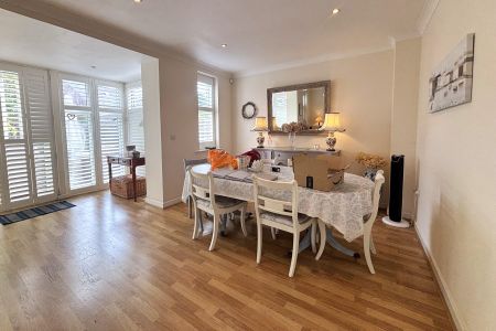 Lakeside Drive, Chobham - 4 bedrooms Property for lettings - Seymours - Photo 3