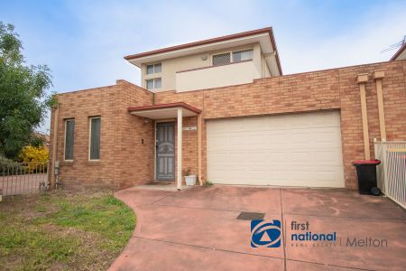 Spacious 4-Bedroom Townhouse in Central Melton! - Photo 2