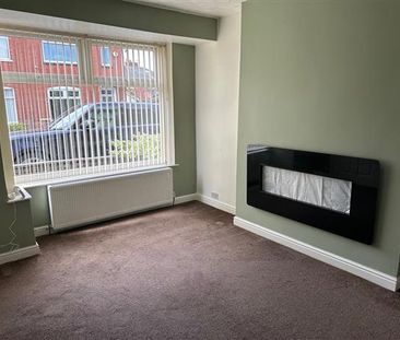 2 Bedroom Semi-Detached House For Rent in Farm Street, Oldham - Photo 2