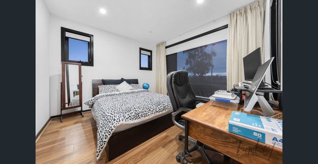 Luxurious Family Living with Triple Kitchens & Premium Location - 194 Grevillea Street, Craigieburn - Photo 1