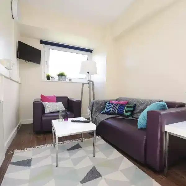 Silver Lounge room - Photo 1