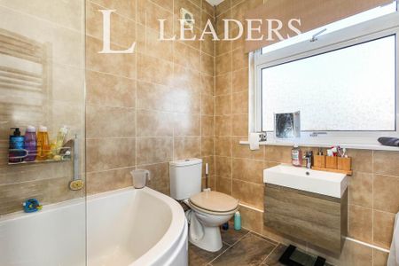 3 bedroom semi-detached house to rent - Photo 5
