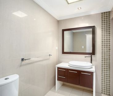 A sleek fusion of traditional and contemporary - Photo 3