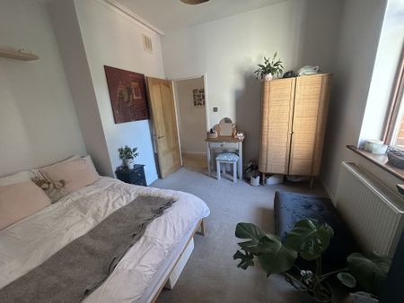 Two Bedroom Spacious Flat for Rent in Surbiton - Photo 3