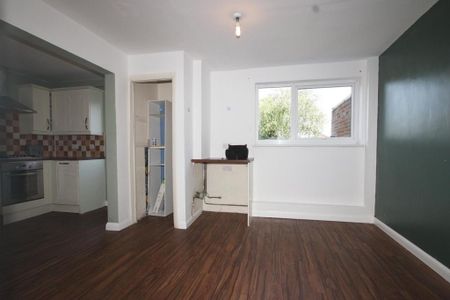 2 bedroom semi-detached house to rent - Photo 4