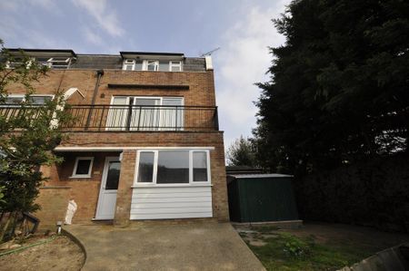 1 bedroom in a house share to rent - Photo 2