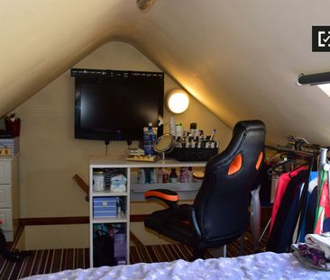 Great room in 3-bedroom apartment in Cabra, Dublin - Photo 1