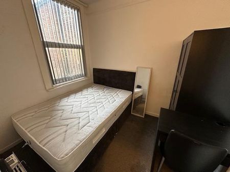 3 bedroom flat to rent - Photo 4